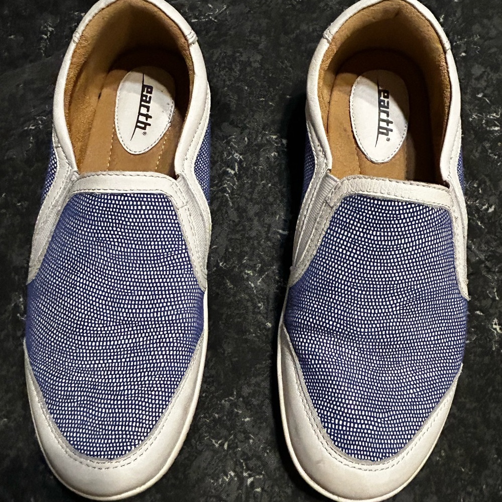 Earth Women size 8 or Men's size 6 1/2 Textured Blue and White Loafers.